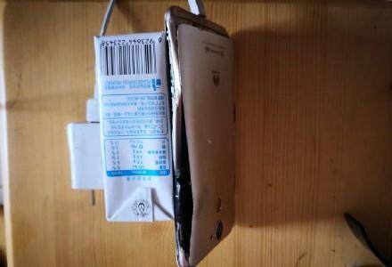 网友爆料华为手机在充电时起火:一声巨响,差点