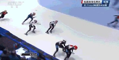 韩国短道雷人一幕！韩国选手摔趴队友 拉中国队自己却冲出赛道