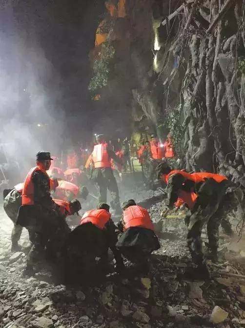 解放军澳门救灾,场面震撼!