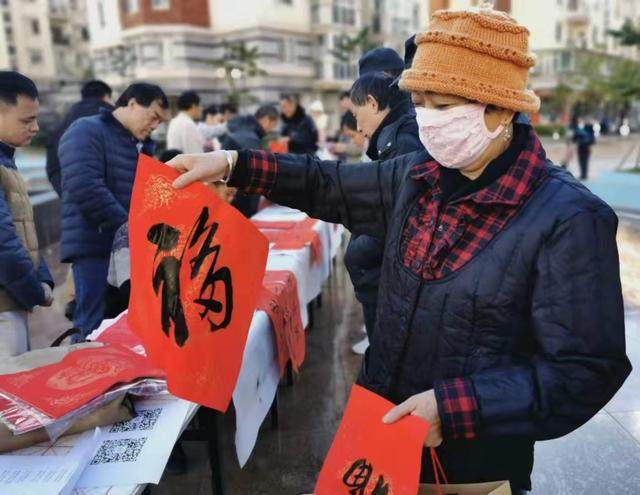 情系香榭丽园爱心送福到家记书法家陈本泽的公益善举