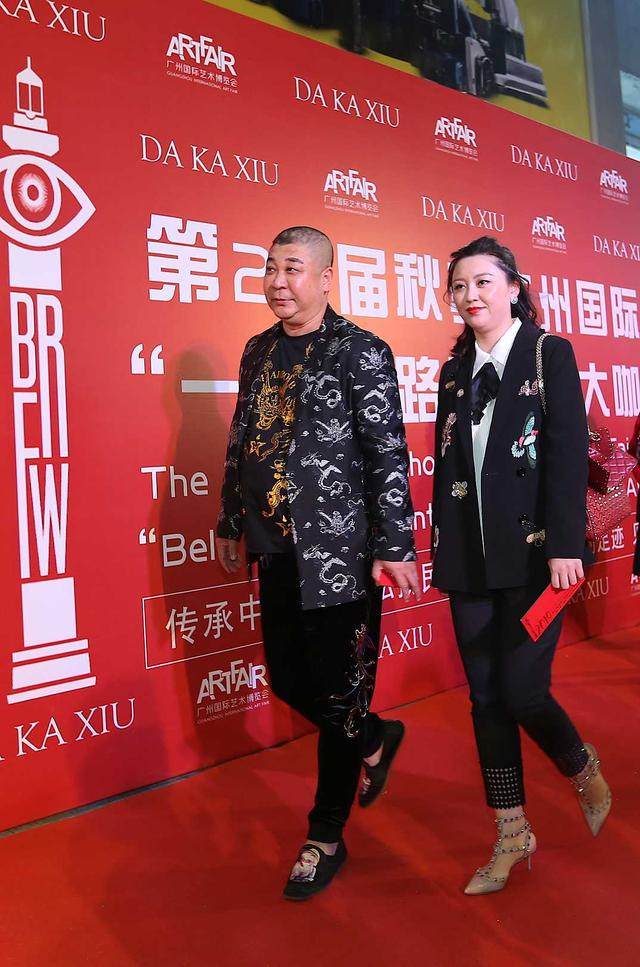 欧建英女士,右:黄艳星先生↑林恩先生↑左:吴世延部长↑蔡多文将军