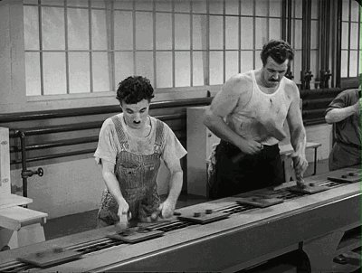 这部1936年上映的电影,主角名叫查理,每天在流水线上扭六角螺帽,繁重