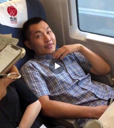 高铁霸座男孙赫赤裸坐轮椅笑着调侃滴滴龙哥事件