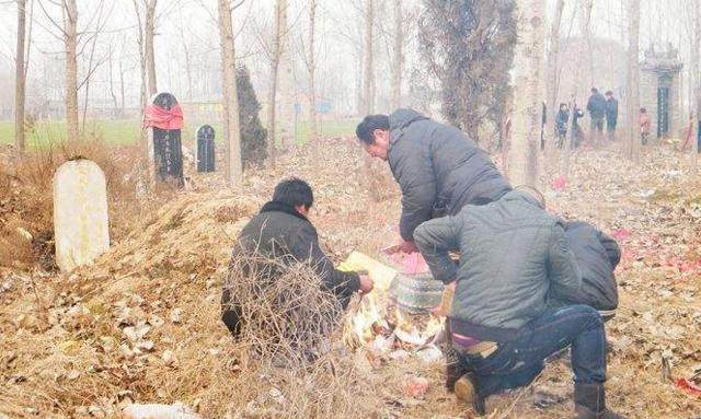 男子看见巨蟒蛇缠住个漂亮女子,男子杀蛇成亲