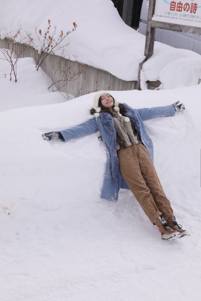 雪地里的玩嗨了的秦岚小姐姐可爱又浪漫白雪公主感十足