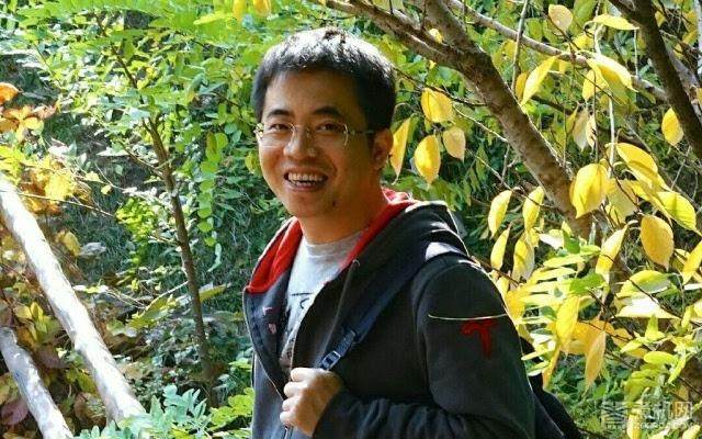 2015年8月,黎万强举办了个人摄影展览——"花与树的星空".