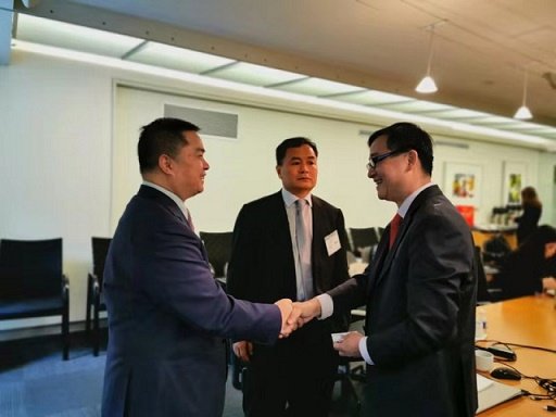 左起：华夏幸福基业股份有限公司执行总裁张书峰，财政部政府和社会资本合作（PPP）中心主任焦小平，世界银行基础设施、PPP与担保局局长、全球基础设施基金（GIF）主任Jason Zhengrong Lu