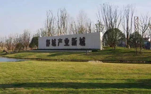 舒城产业新城核心门户区南德汽车的顺利生产,促进了舒城的新能源汽车