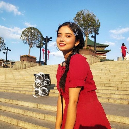 阿依乃扎提阿布都赛麦提-中国籍,擅长演唱印地语和中文歌曲,在阿米尔