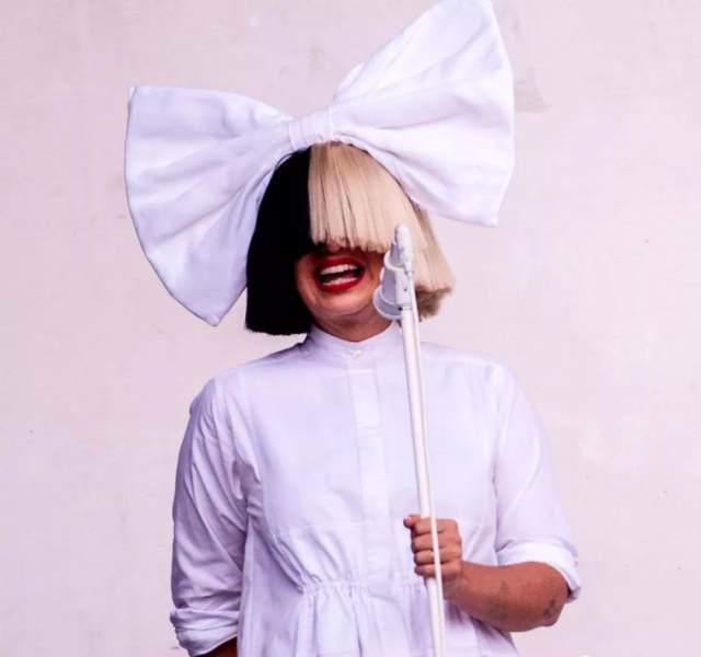 11次,希雅·富勒扔掉了假发,露出了她的脸