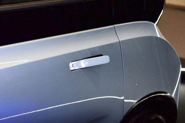 新宝骏e300全新武装配备隐藏式门把手