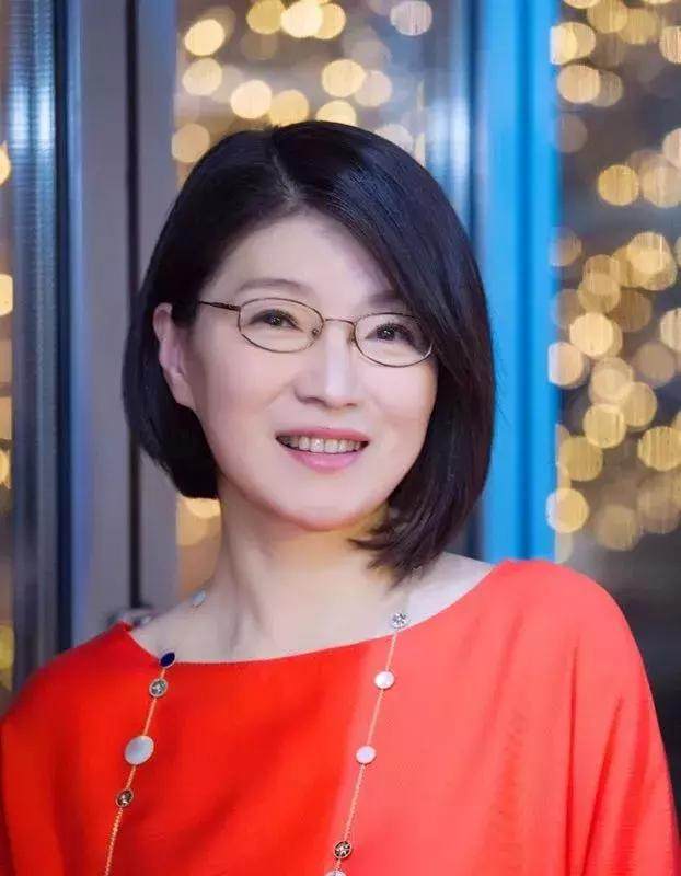 这是一家不折不扣的夫妻店,丈夫李革担任董事长,妻子赵宁则为副总裁.