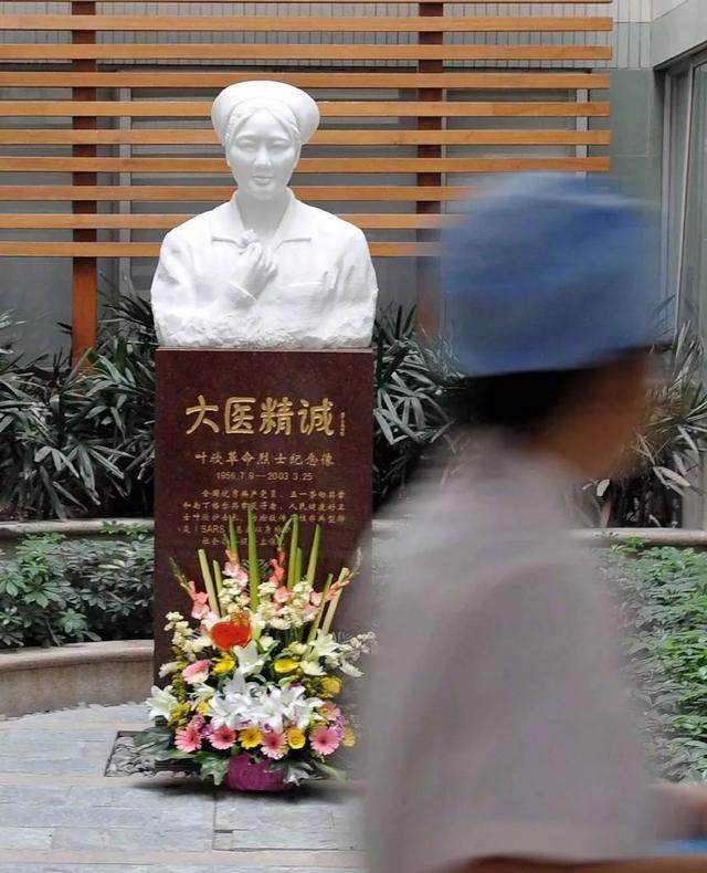 回顾的,我有一次陪家中老人去广州某医院看病,经过叶欣护士长的雕像