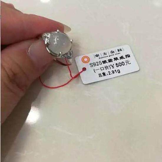 大规模囤货导致公司现金流紧张。