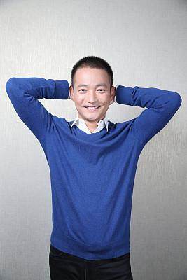 中,他全程脱稿表演了一段莎士比亚戏剧经典英文片段《亨利五世》,英语