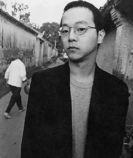 后来离开"黑豹"自己组建了"做梦"乐队,和吉他手吴珂,贝斯手陈劲,键盘