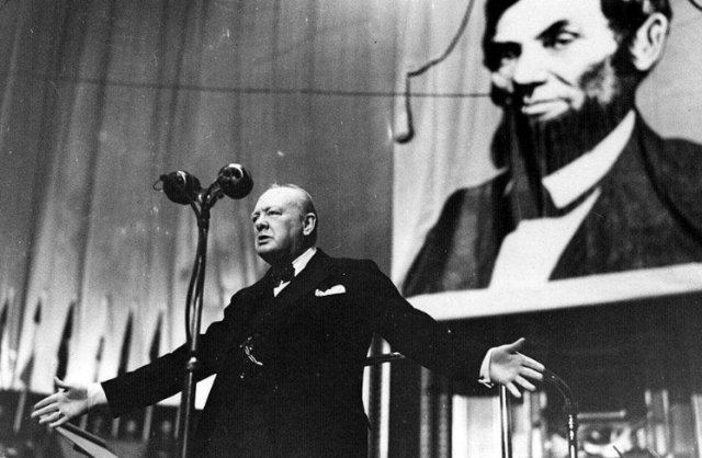 1929年,丘吉尔和几位同伴来到美国,受到了投机大师巴鲁克的盛情款待.