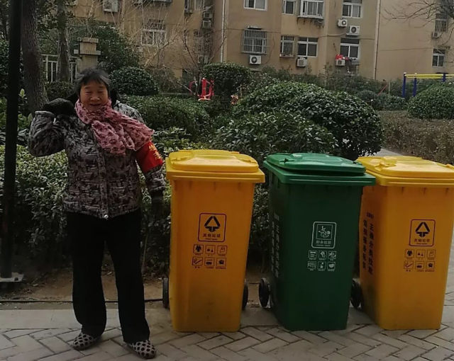 龙晖环保与志愿者们在中原区推行定时定点投放