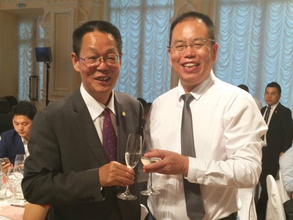 丽福健集团董事长吕万亮与中国中车集团副总经济师,新闻发言人曹钢材