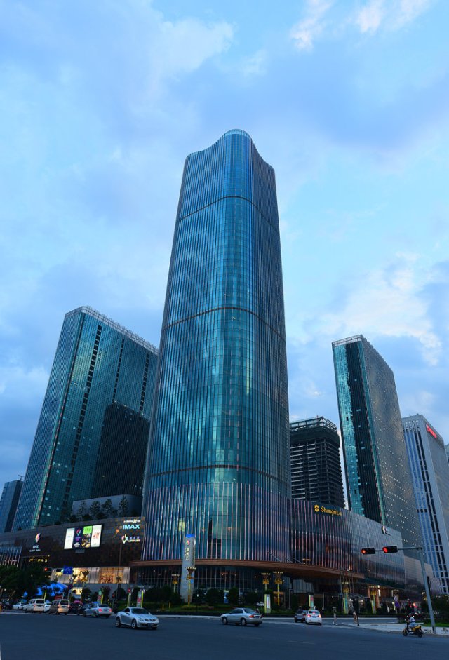 新光集团先后打造了地标性建筑义乌世贸中心,义乌香格里拉大酒店
