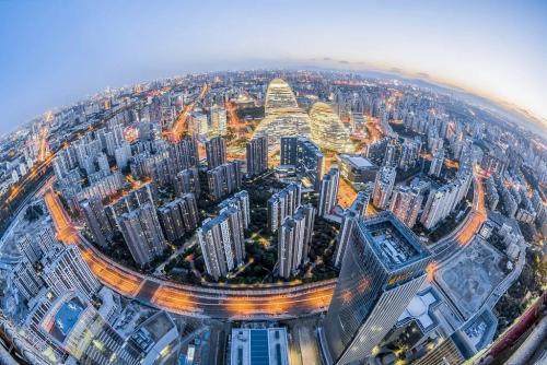 11月30日,广西南宁新开盘的"南站新城"项目甚至雇4名女模在售楼现场