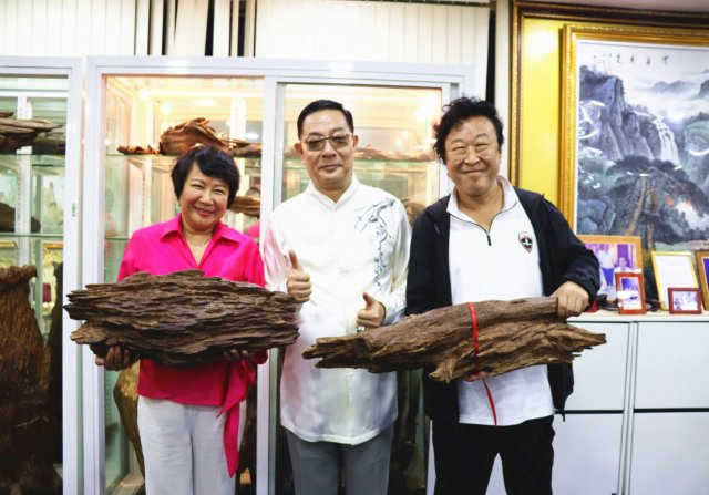 著名词作家张俊以盛赞著名国际书画大家吴欢作品被安倍晋三收藏