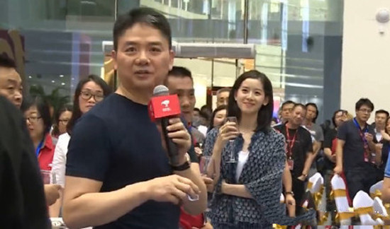 刘强东与老员工饮白酒,妻子章泽天崇拜脸再现