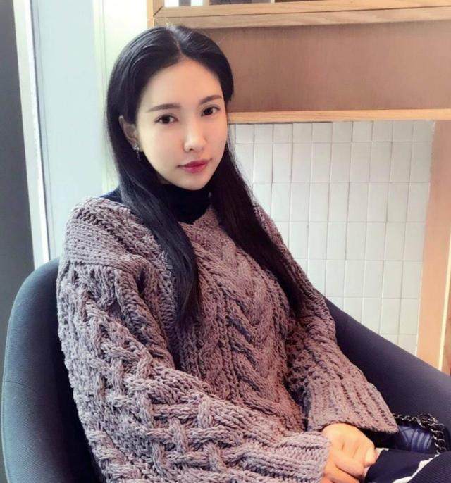 85后美女画家米巧铭再创奇迹一副油画拍出1228万天价