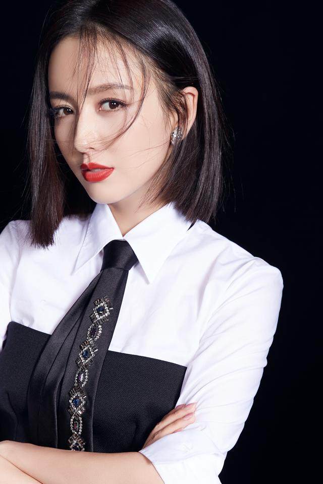 佟丽娅现身活动火力全开黑色裹身裙时髦大气未修图也美的惊艳