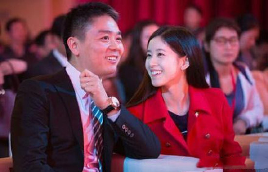 刘强东与老员工饮白酒,妻子章泽天崇拜脸再现