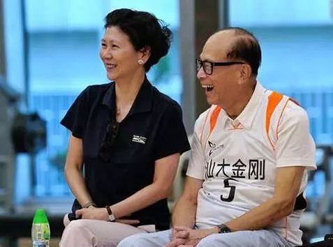 在妻子莊月明去世之後,李嘉誠偶然的機會認識了小自己33歲的紅顏知己