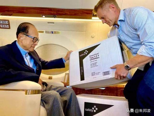 92岁李嘉诚亲自出国买84箱口罩！华人首富40年累捐260亿港元