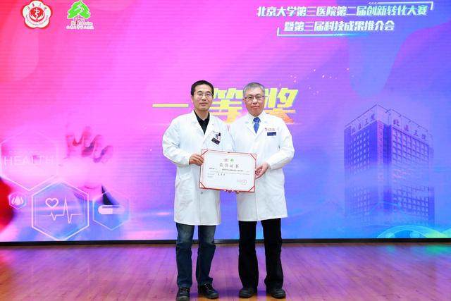 科的崔立刚,肿瘤放疗科杨瑞杰以及骨科吴奉梁获得更多大众评委的喜爱