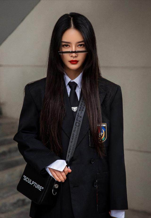 时尚博主任子墨太会穿了个性的黑色穿搭展现出高冷时尚的魅力