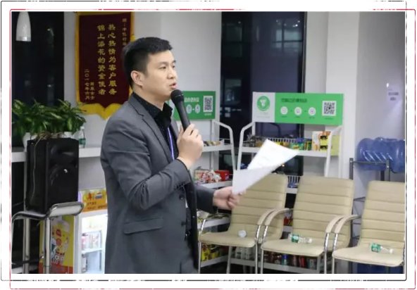 首先出场的是我们帅气的boss兼主持人,刘总一句"为荣誉而战"点燃了