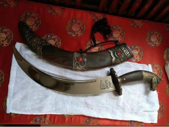 「蒙古弯刀」在草原上被视为神器,具有神圣的象征