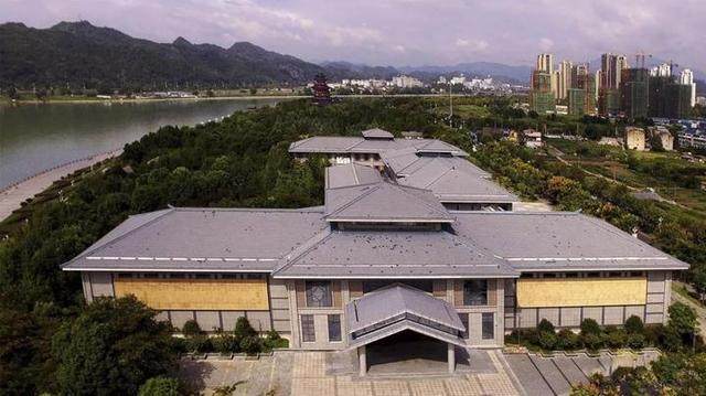 丽水市博物馆位于丽水市区大猷街30号(花园路南端,滨水公园西侧).