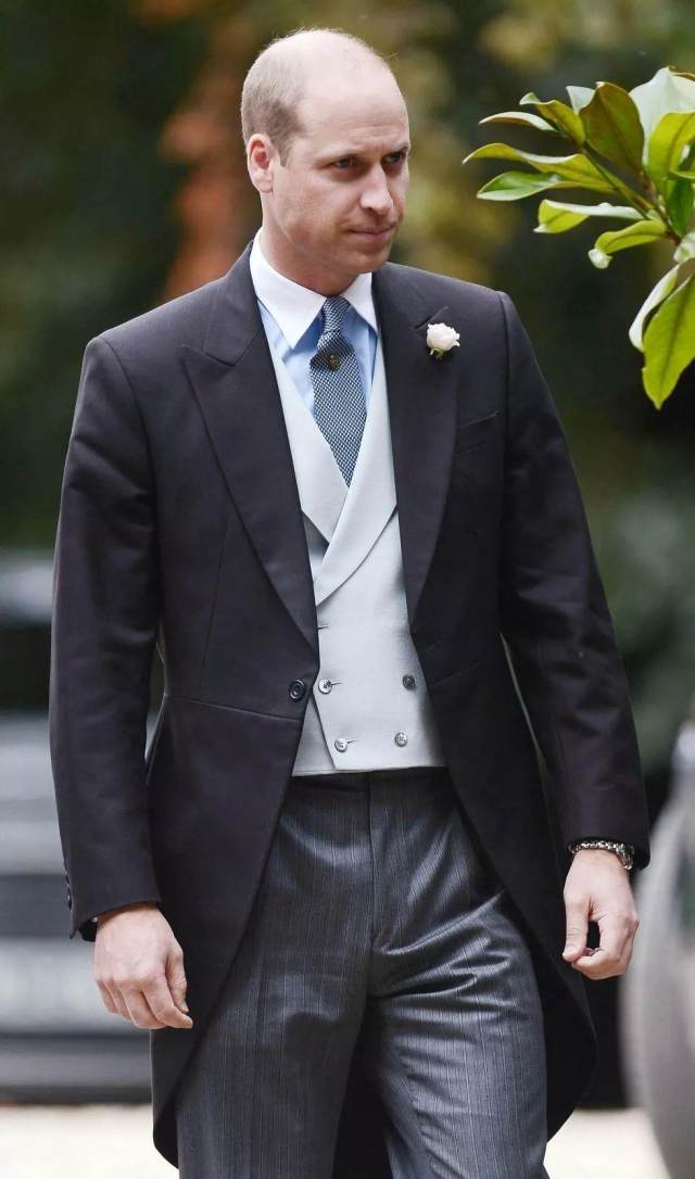 他穿着传统的英国晨装,这是下月尤金妮公主婚礼上男士必须穿的礼服