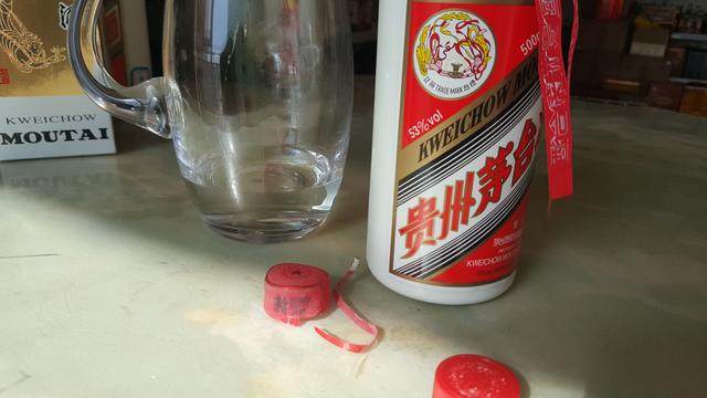 现在经济条件好了也不能浪费每一瓶的茅台酒喝完还剩下一小杯