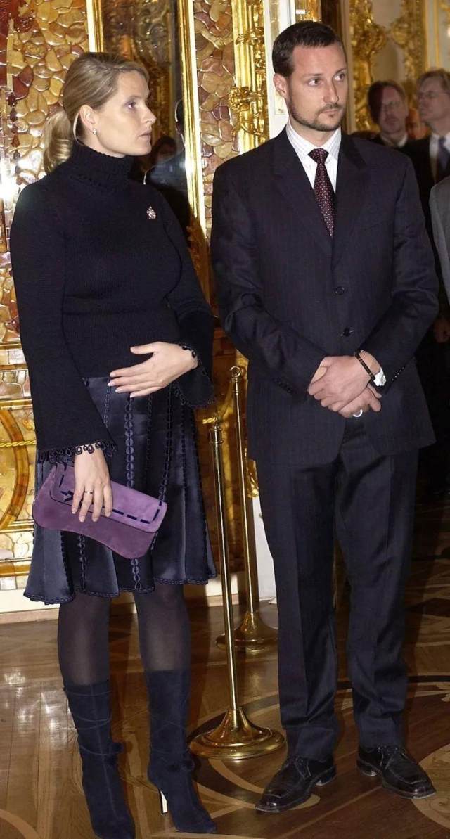 2003年,挪威的梅特-玛丽特公主怀上英格丽德亚历山德拉公主时,温柔地