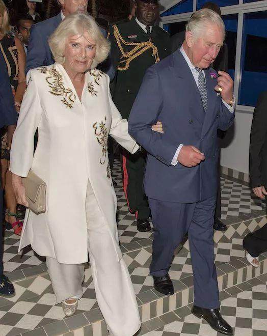 他们将接力棒传给查尔斯王子和康沃尔公爵夫人,后者最近抵达冈比亚