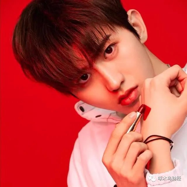 1996年,日本品牌佳丽宝(kanebo)邀请男星木村拓哉拍了一只口红广告