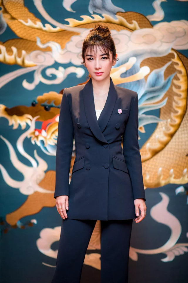 华丽转身黄奕助力公益慈善秒变商界女强人