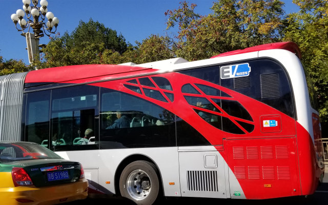 电动能源的公交车已经成为街道上靓丽的风景就在前天,特斯拉的第一家
