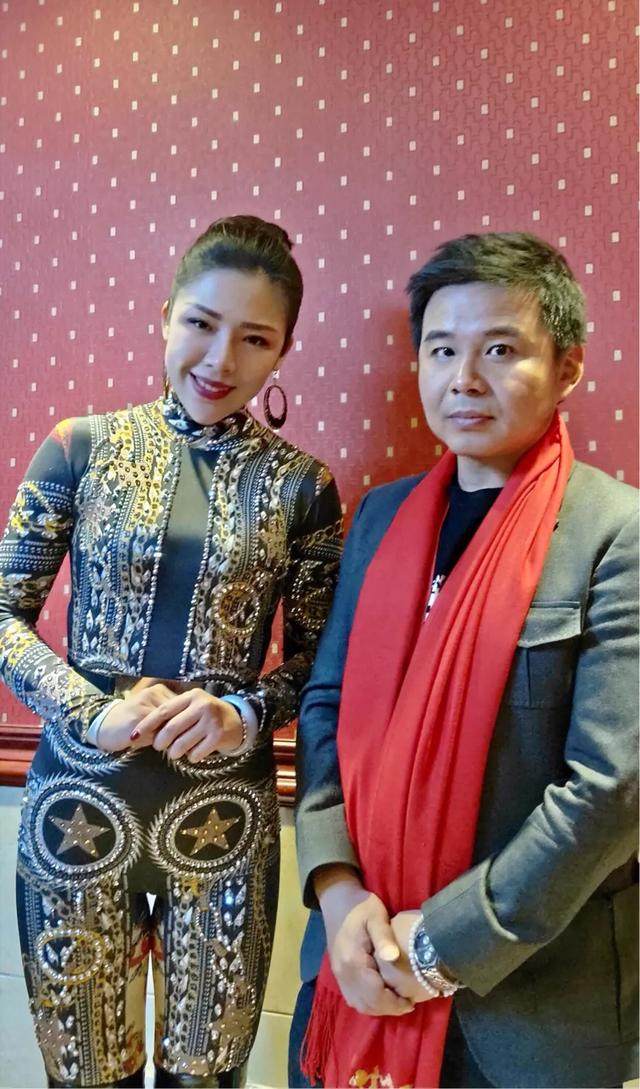 缪杰(右)图:胡艾莲(左)与河南豫剧院院长王惠老师(右),河南籍原创歌手