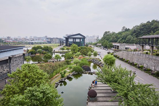 在不久之前,湘窖生態文化釀酒城獲批國家aaaa級旅遊景區,湘窖二字