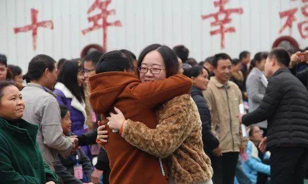 大型感恩,励志报告会在江西省泰和县山谷中学感天动地