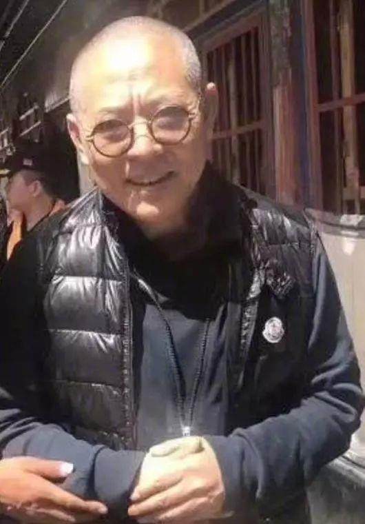 看到一则新闻:李连杰近日去西藏参加活动的一张照片被曝光,年仅55岁的