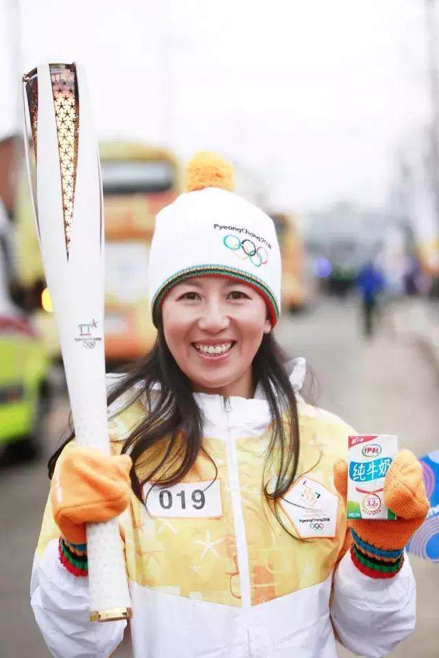 伊利品牌代言人杨扬亮相平昌冬奥完成火炬传递