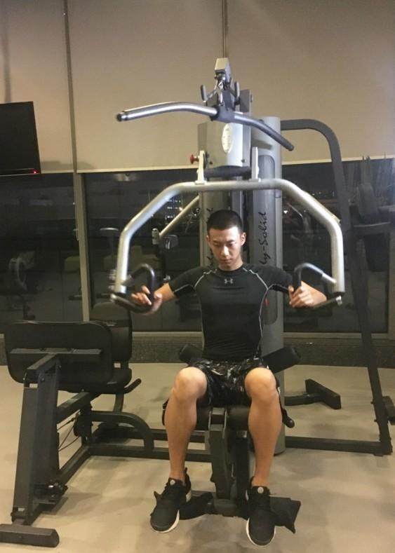 高至霆为新戏运动增肌健身房甩汗man力十足